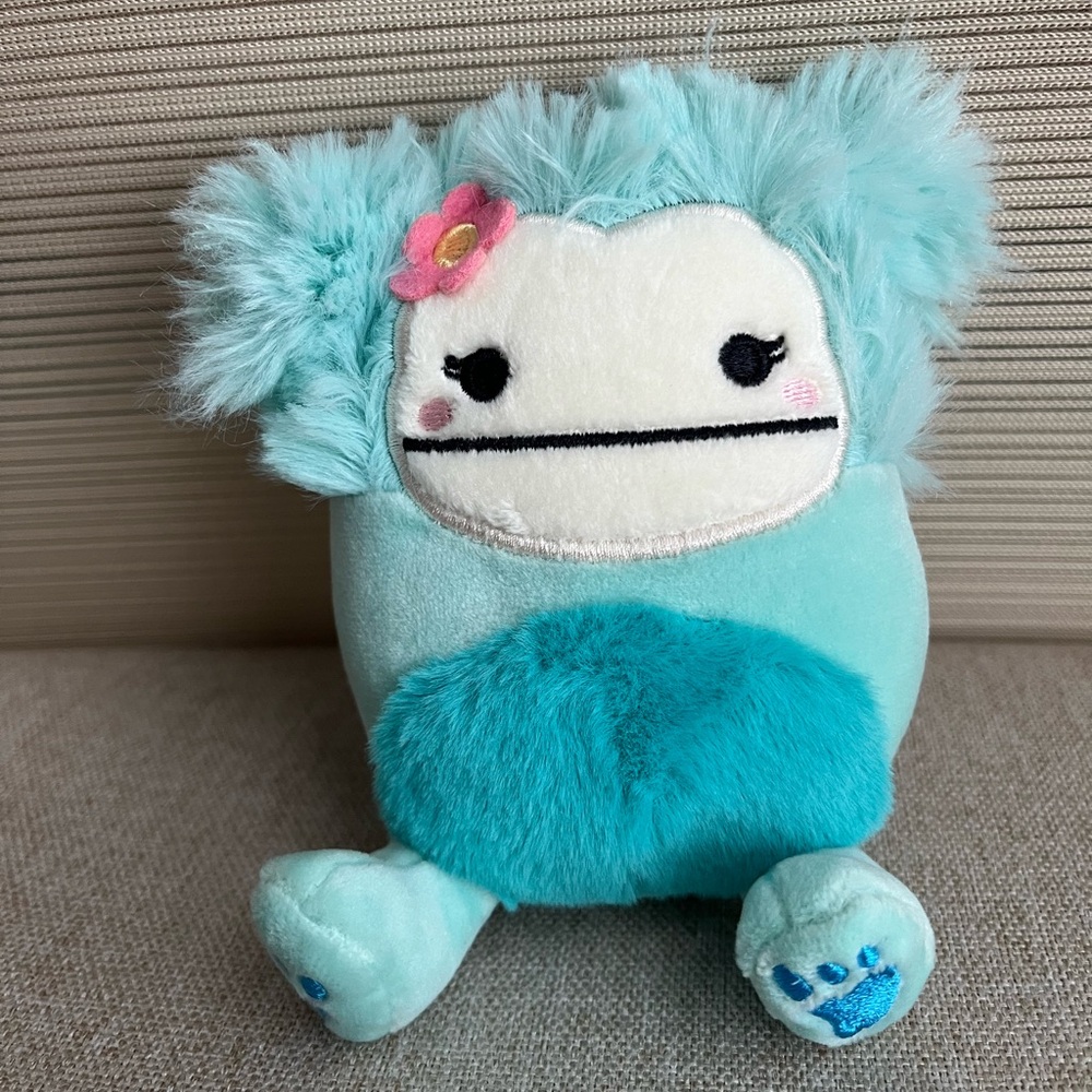 Squishmallow Squatch clip NWT